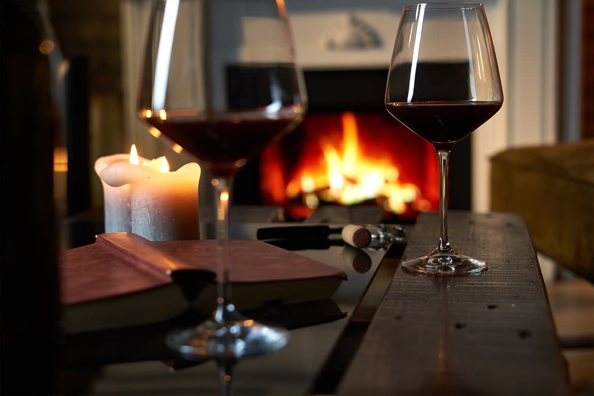 Herbstabend mit Rotwein und Kamin - gemütlich
